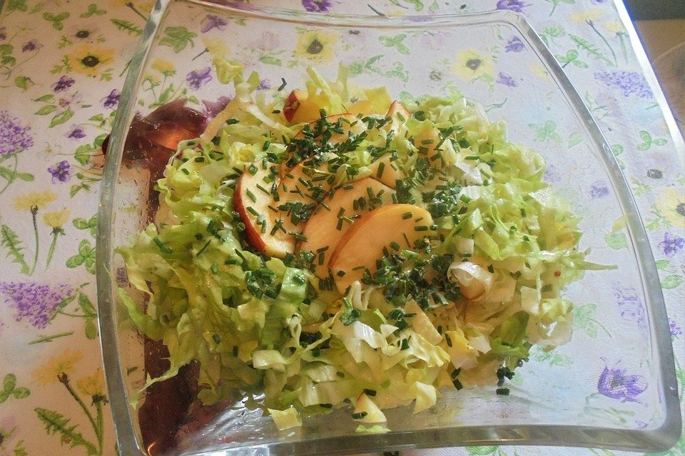 Endiviensalat mit Apfelstückchen