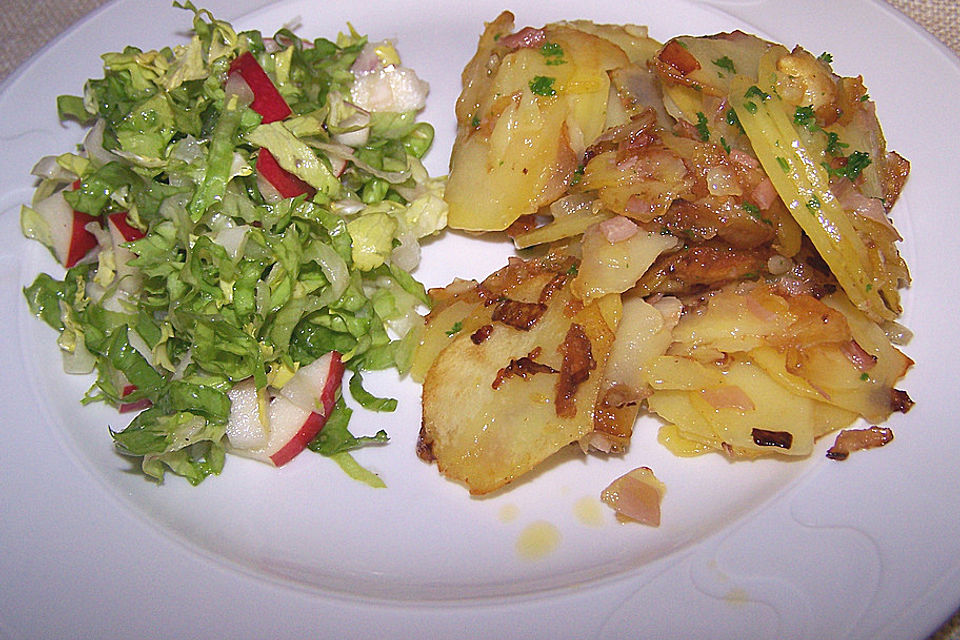 Endiviensalat mit Apfelstückchen