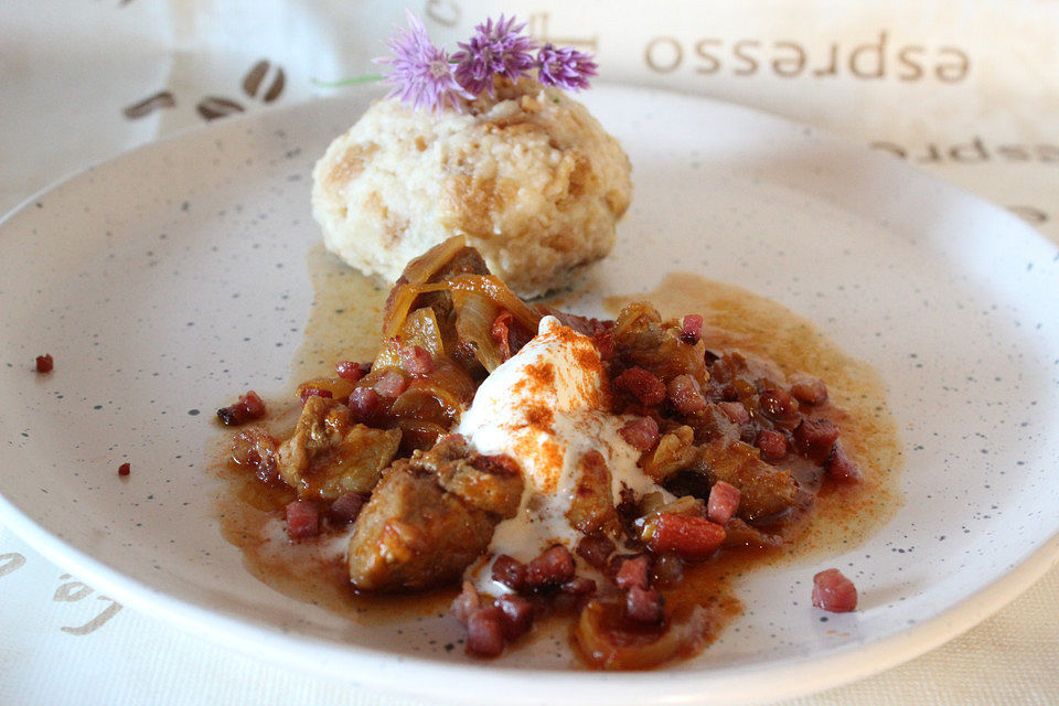 Bayrisches Schweinegulasch mit Rahmhaube