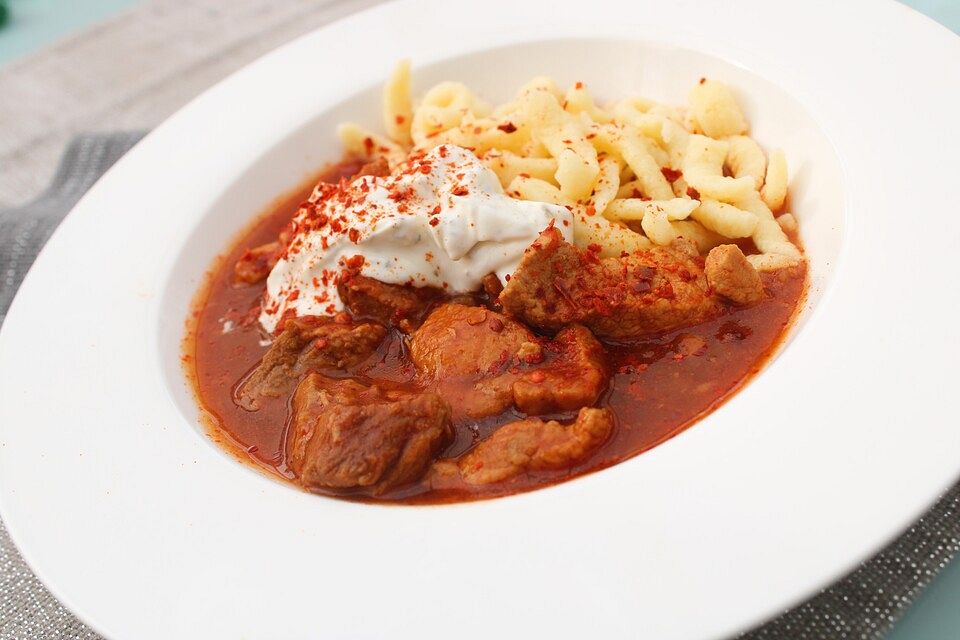 Bayrisches Schweinegulasch mit Rahmhaube