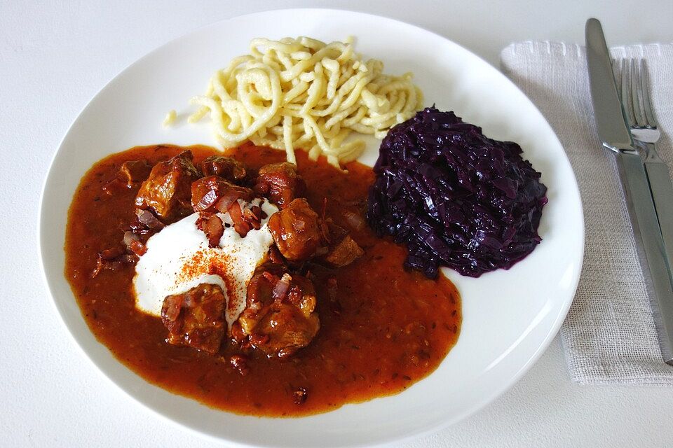 Bayrisches Schweinegulasch mit Rahmhaube