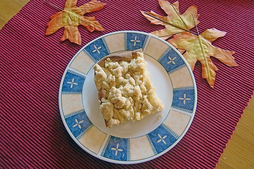 Apfelblechkuchen mit Nuss - Streuseln