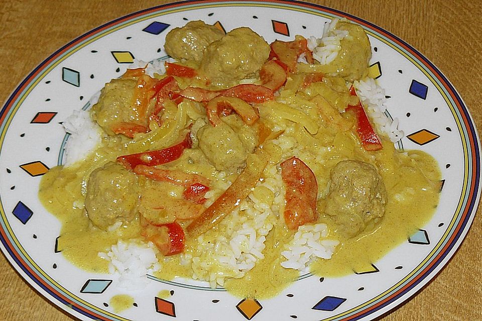 Hackfleischbällchen in Curry - Rahmsoße