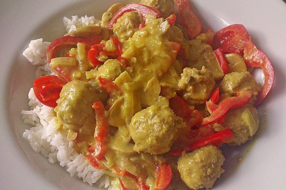 Hackfleischbällchen in Curry - Rahmsoße