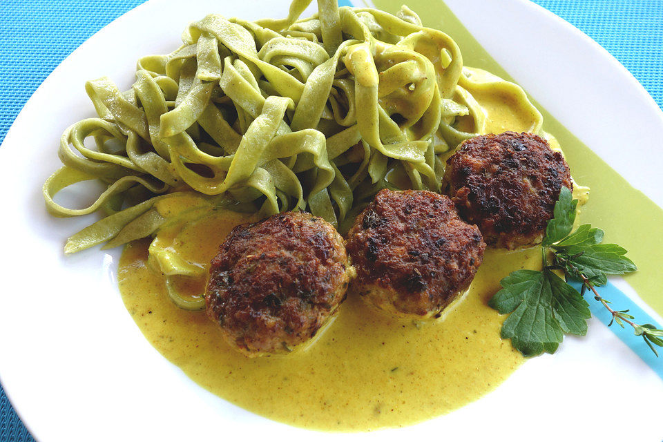 Hackfleischbällchen in Curry - Rahmsoße