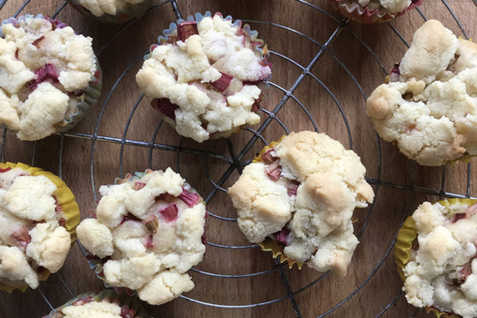 Rhabarbermuffins mit Streuseln