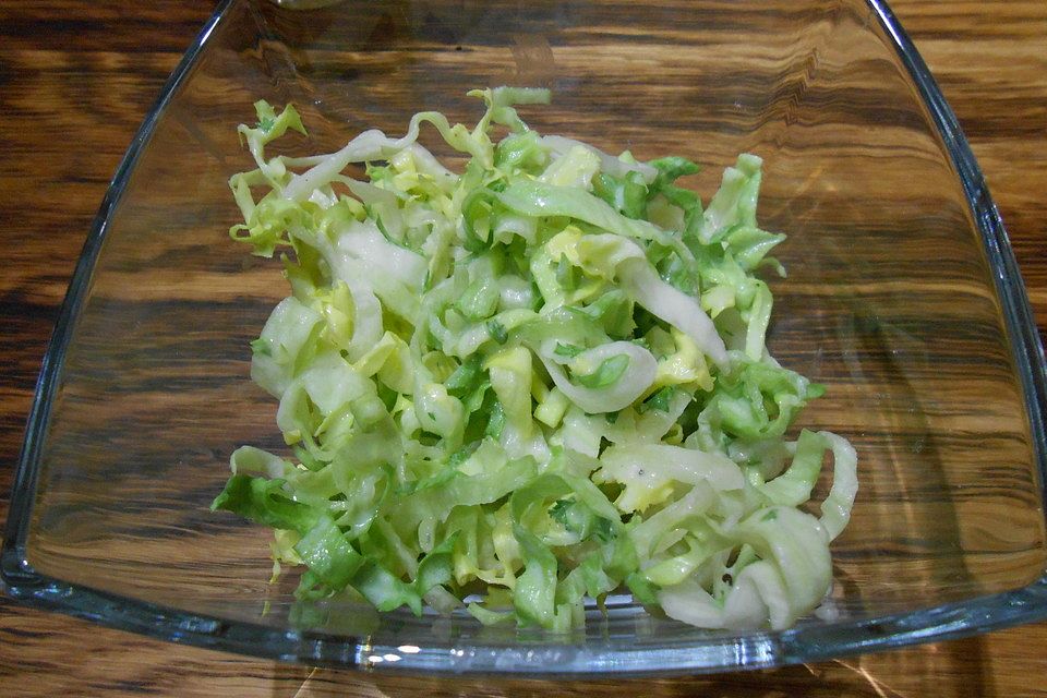 Endiviensalat mit Zwiebel - Sahnedressing