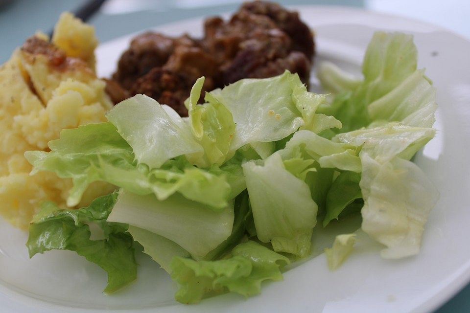 Endiviensalat mit Zwiebel - Sahnedressing