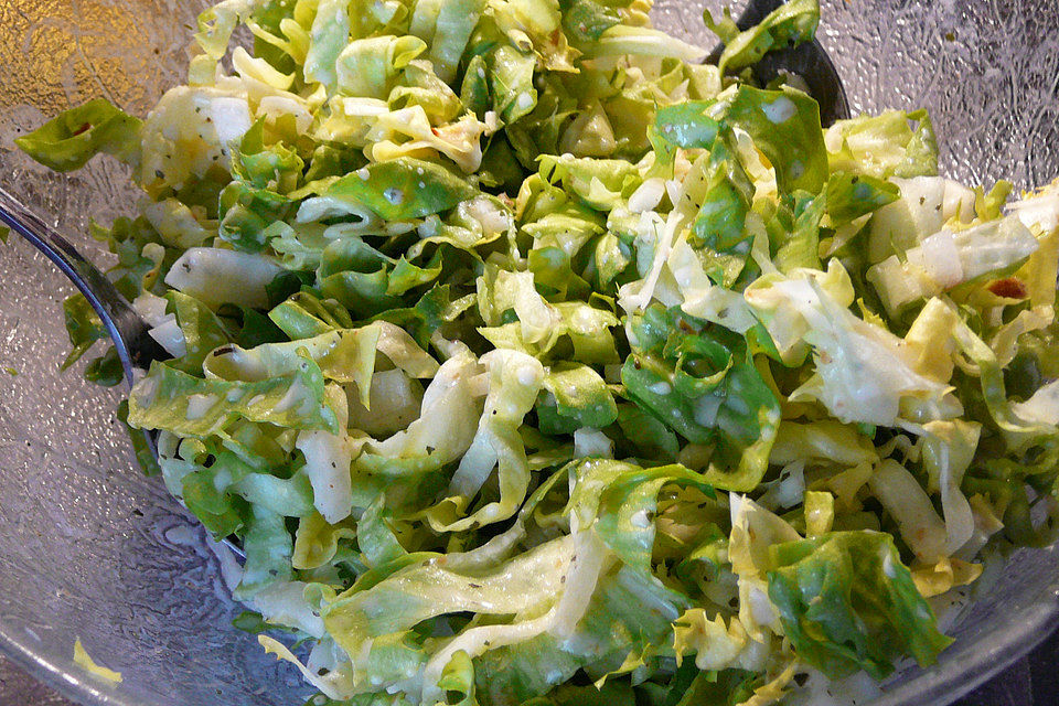 Endiviensalat mit Zwiebel - Sahnedressing