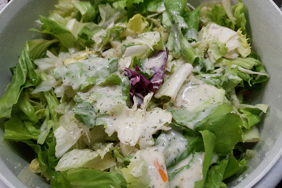 Endiviensalat mit Zwiebel - Sahnedressing