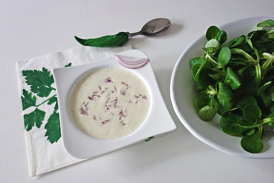 Endiviensalat mit Zwiebel - Sahnedressing