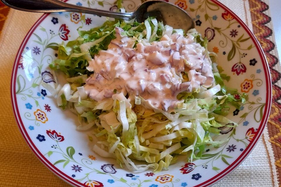 Endiviensalat mit Zwiebel - Sahnedressing