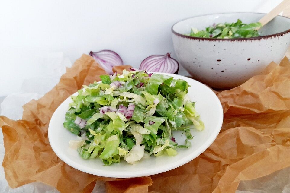 Endiviensalat mit Zwiebel - Sahnedressing