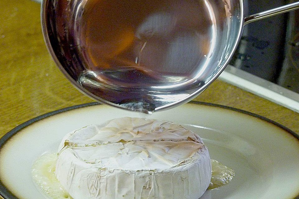 Flambierter Camembert