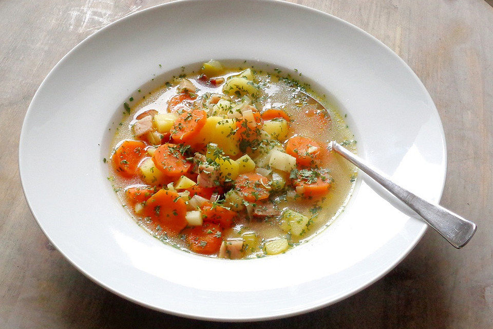 Deftige Gemüsesuppe aus Suppengrün