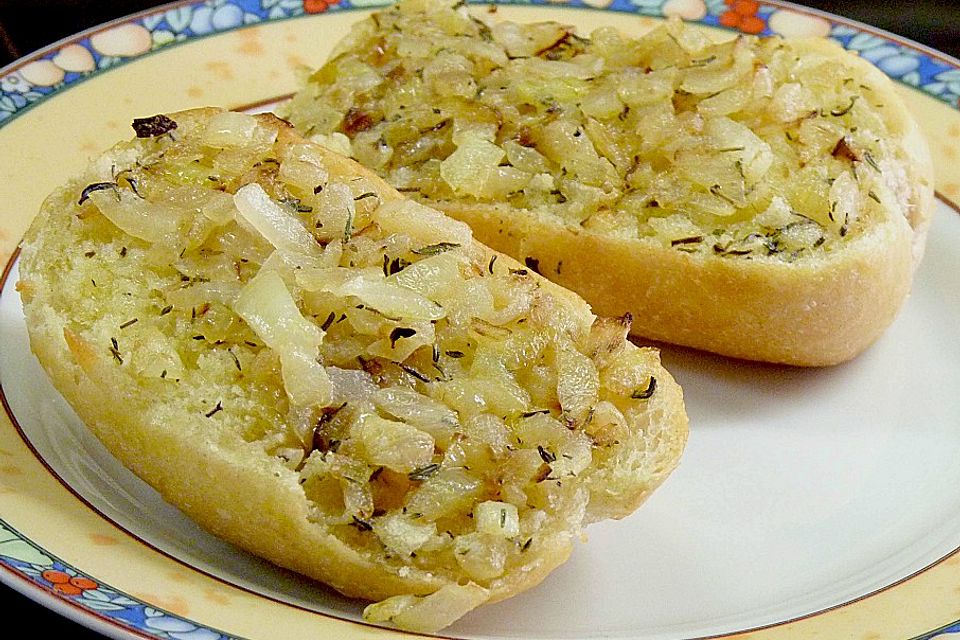 Gebackene Speckmöhrchen mit Zwiebelbaguette