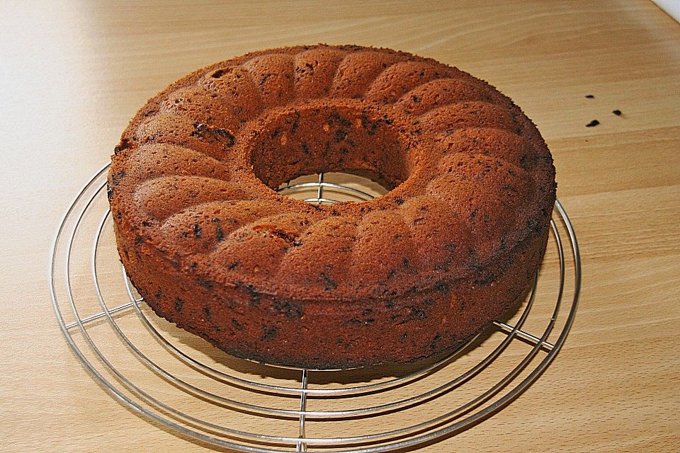 Überraschungseier - Kuchen mit Haselnüssen