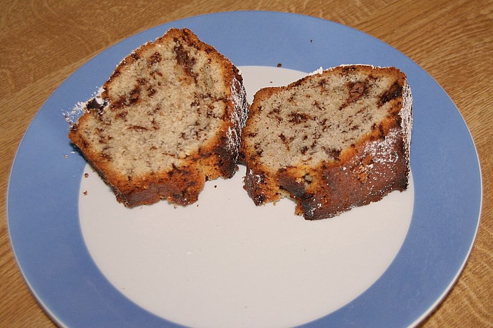 Überraschungseier - Kuchen mit Haselnüssen