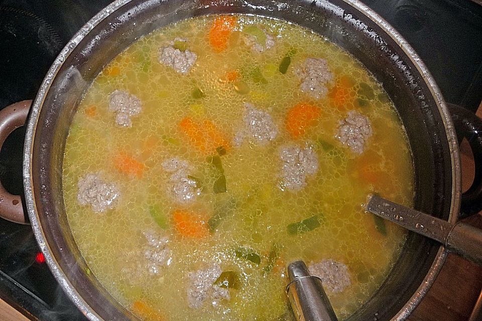 Graupensuppe mit Hackbällchen