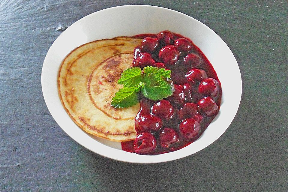 Hefepfannkuchen mit Sauerkirschen