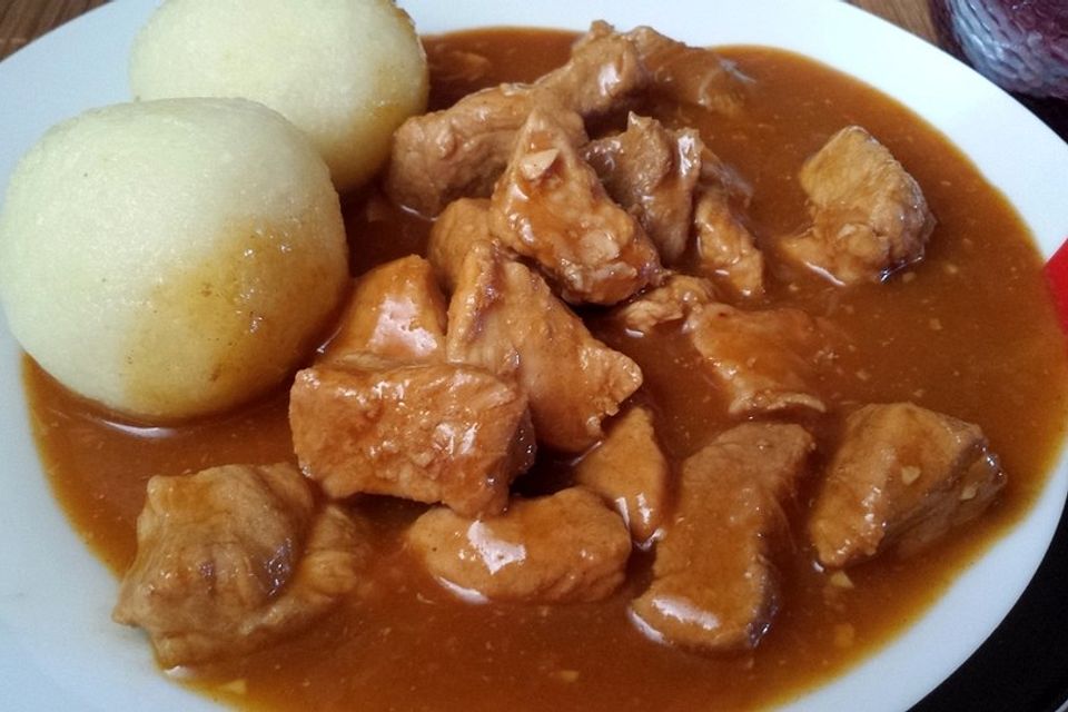 Gulasch mit Zwiebeln