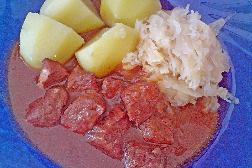 Gulasch mit Zwiebeln