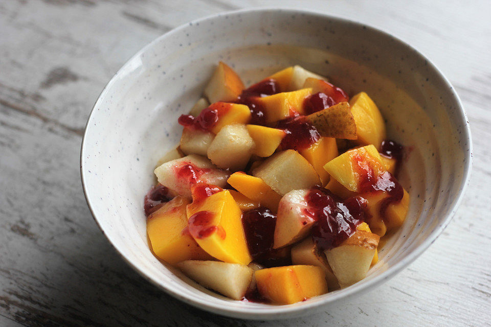 Süßsaurer Obstsalat mit Preiselbeerdressing