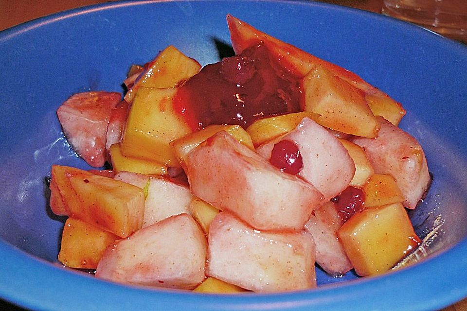 Süßsaurer Obstsalat mit Preiselbeerdressing