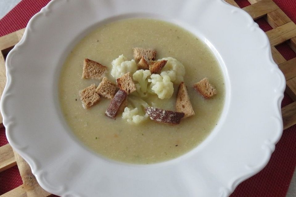 Blumenkohlsuppe mit Croutons