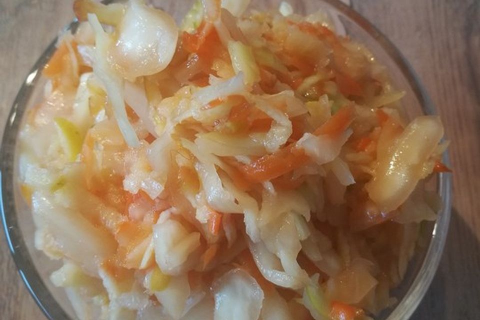 Sauerkrautsalat mit Apfel