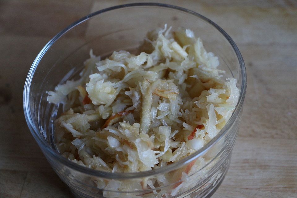 Sauerkrautsalat mit Apfel