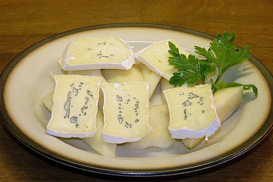 Überbackene Birnenspalten mit Edelpilzkäse