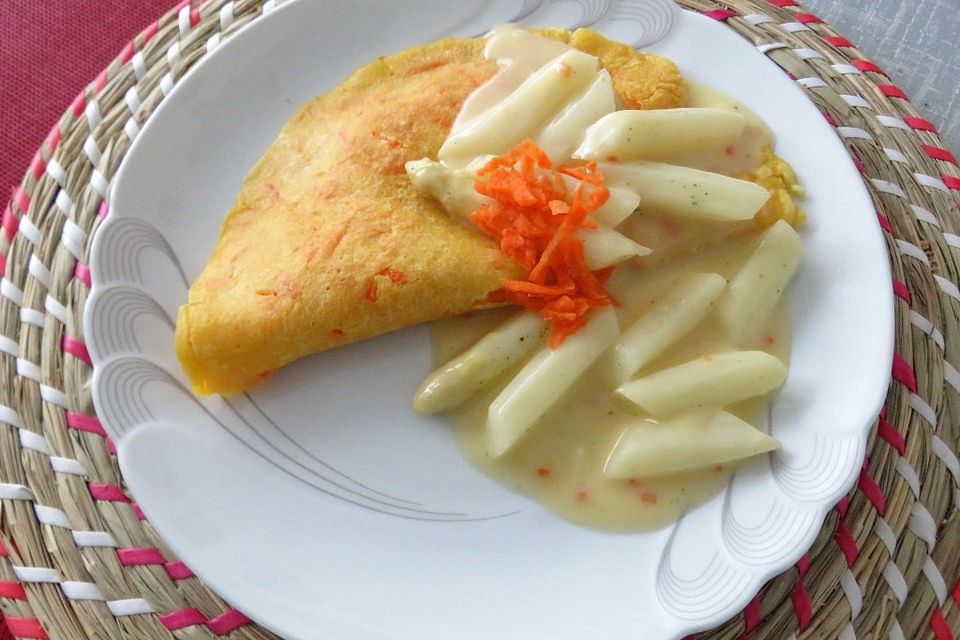 Spargel in Möhrenpfannkuchen