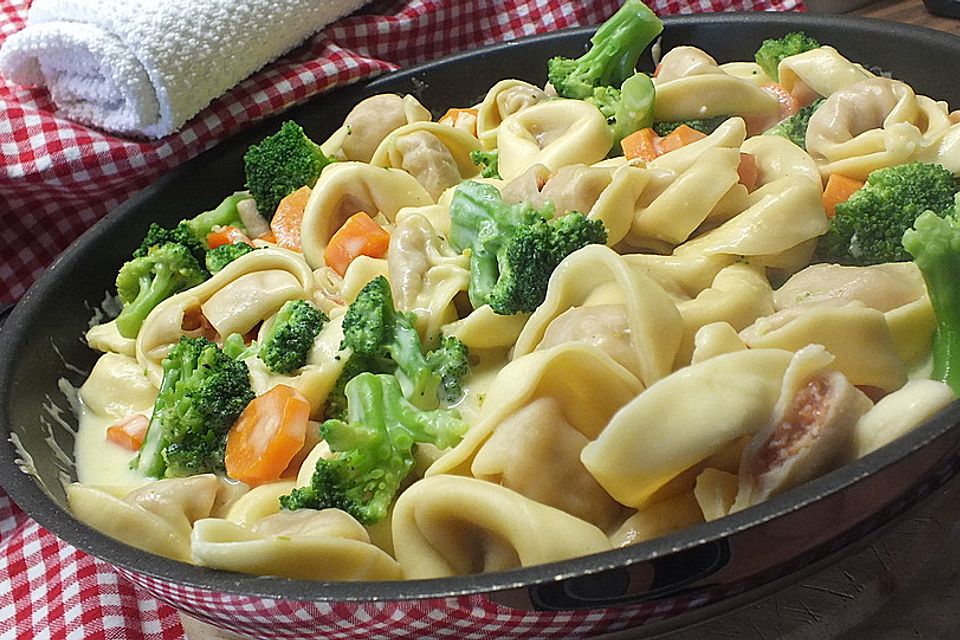 Tortelloni in Käsesahnesoße