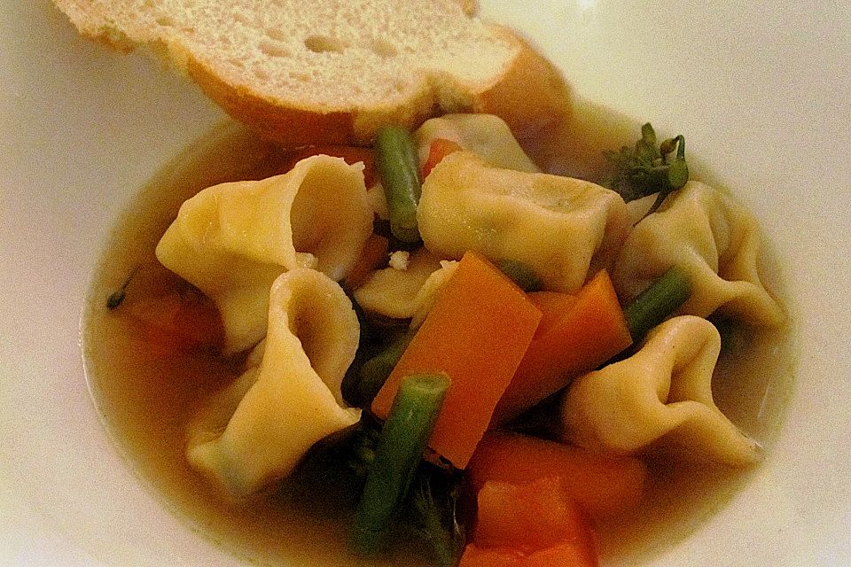 Gemüsesuppe mit Käsetortellini