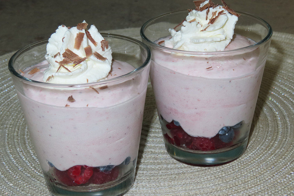 Joghurt - Dessert mit Waldbeermischung