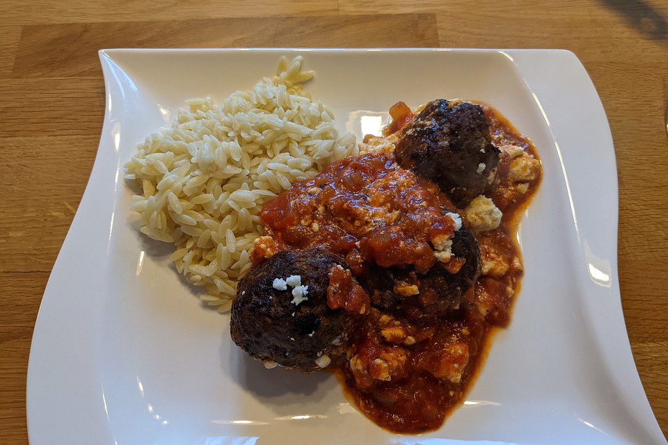 Griechische Hackfleischbällchen mit Tomatensauce