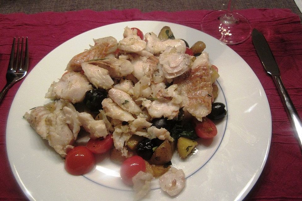 Seelachsfilet auf mediterranen Kräuterkartoffeln