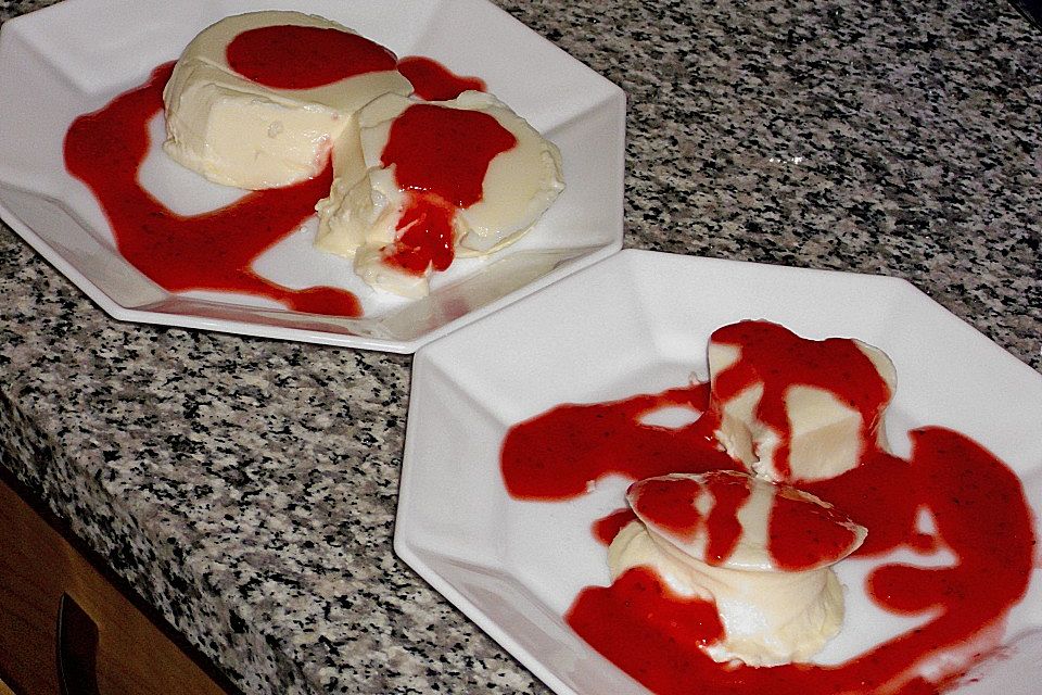 Panna Cotta mit Erdbeersoße