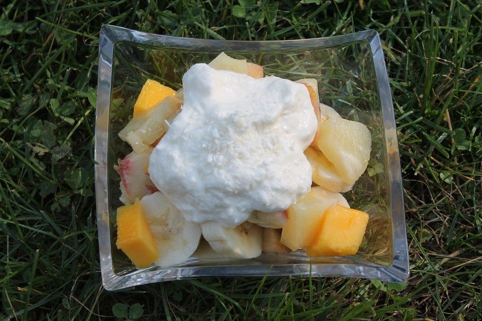 Obstsalat mit Kokossahne