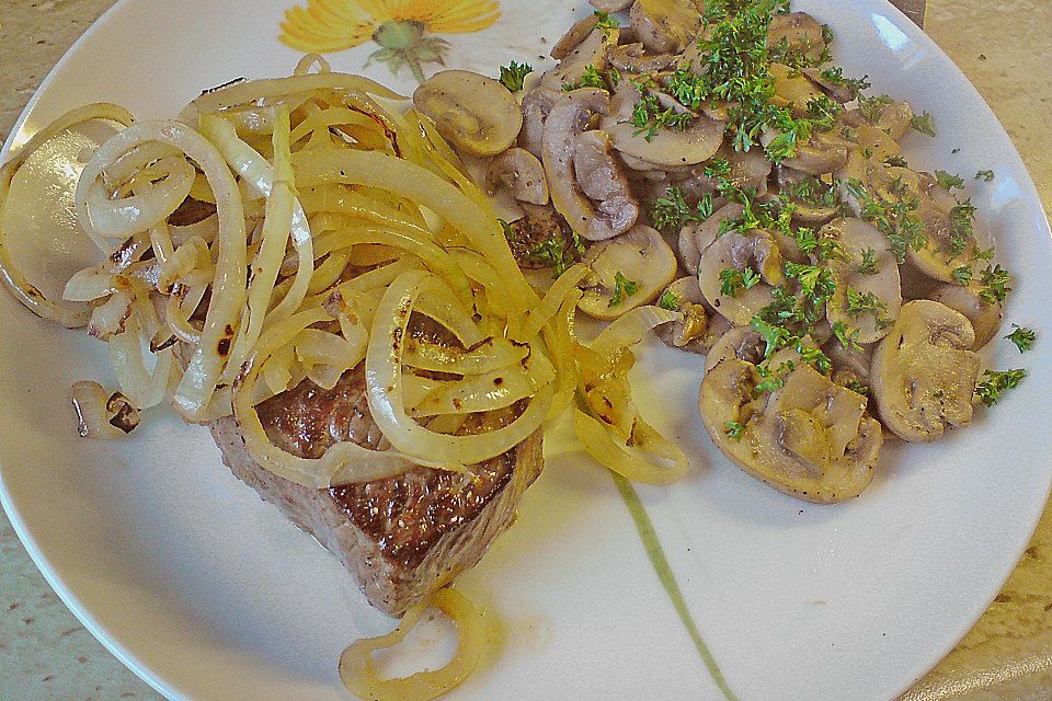 Zwiebelsteak mit Champignons