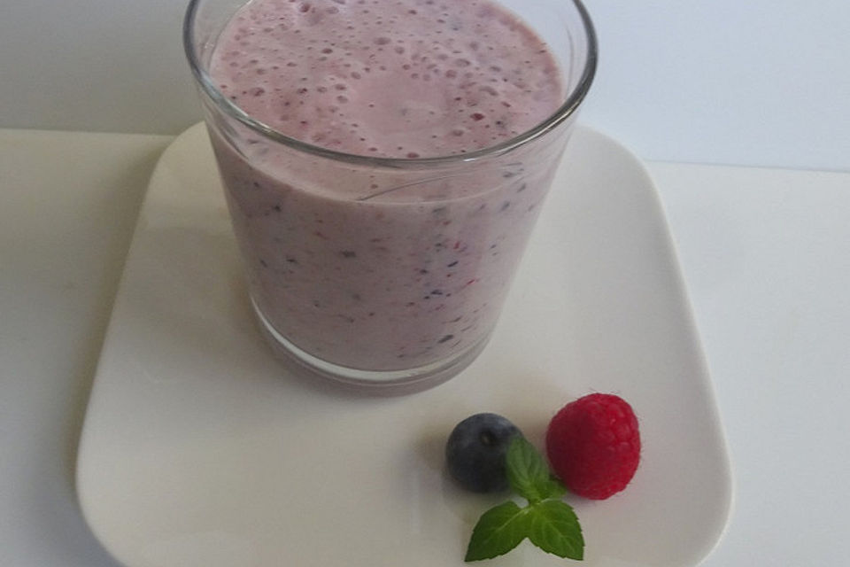 Frühstückstrinkmilch mit Beeren