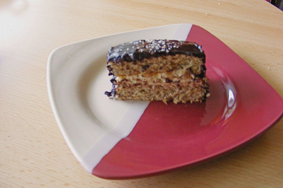 Gefüllter Nusskuchen