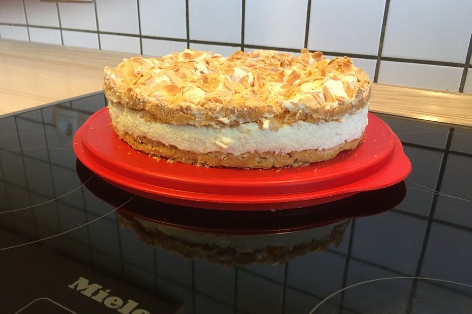 Zitronensahnetorte