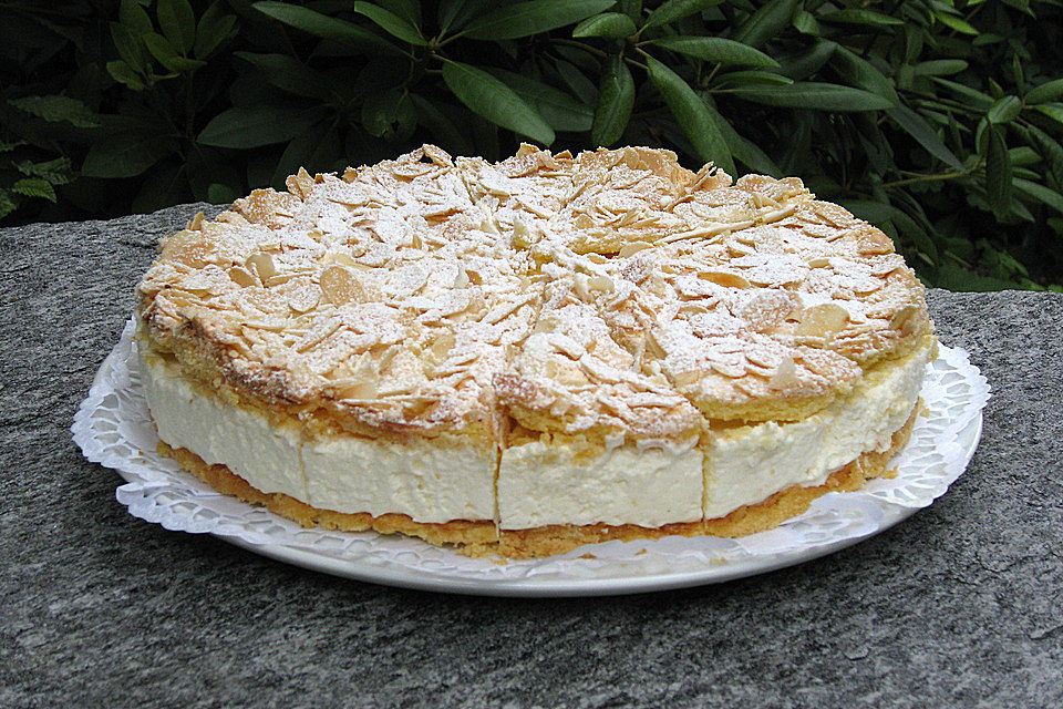 Zitronensahnetorte