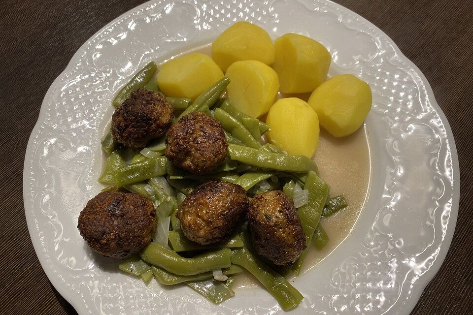 Bohnenragout mit Hackbällchen