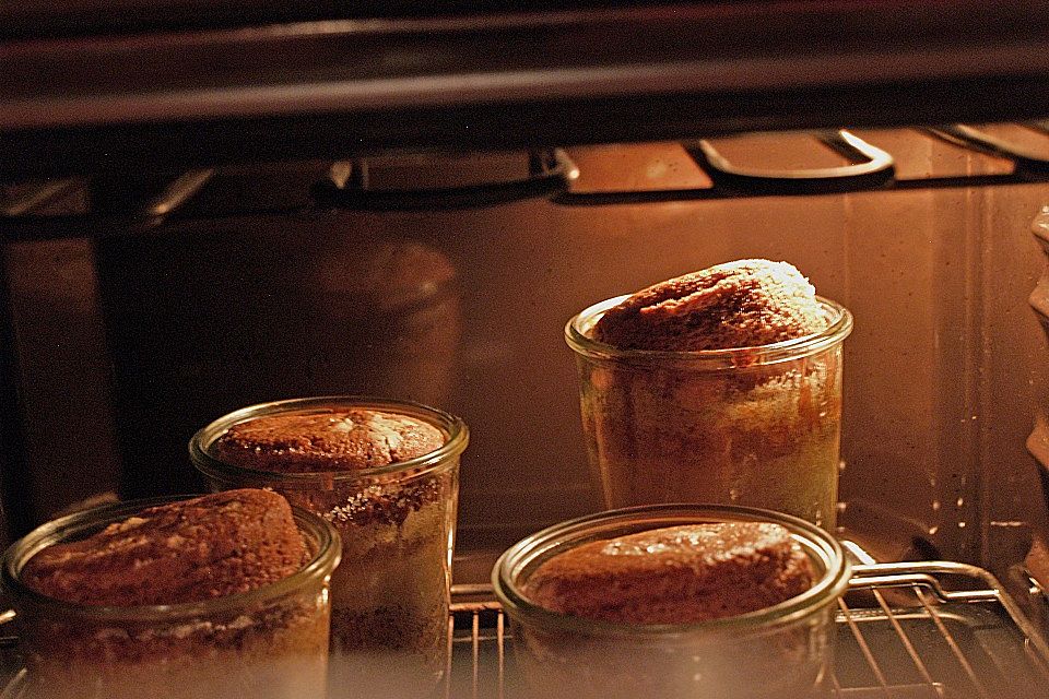 Geschichteter Schokokuchen im Glas