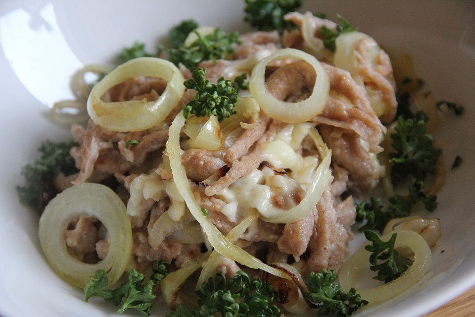 Vollkornkäsespätzle mit gebratenen Zwiebelringen