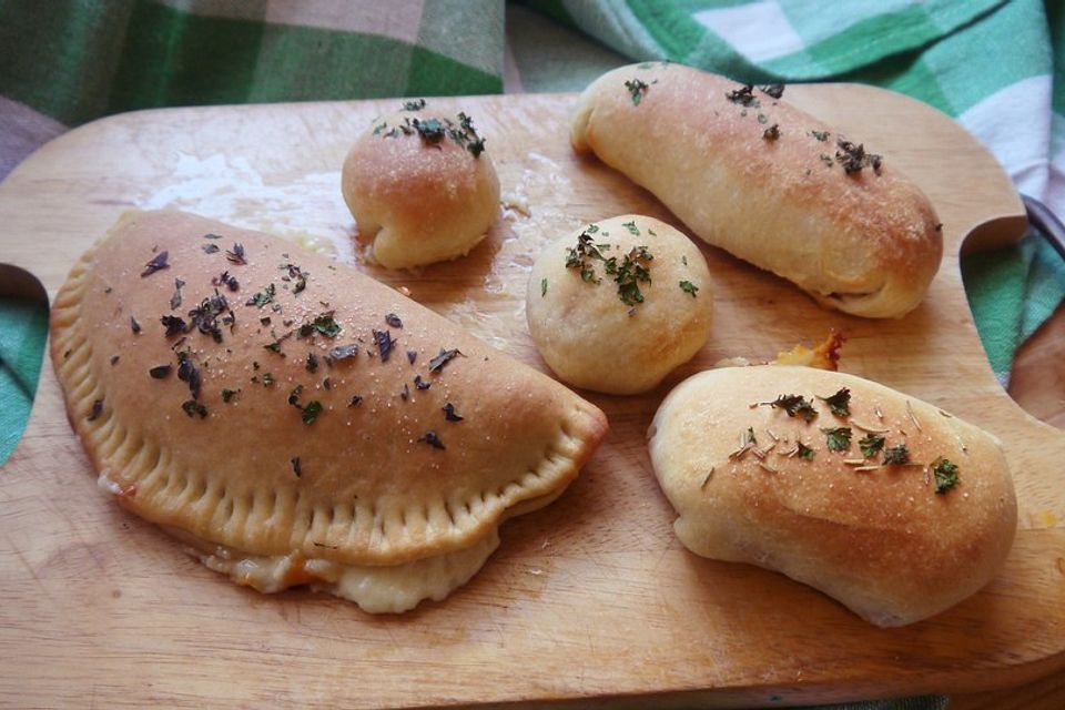 Gefüllte Pizzabrötchen