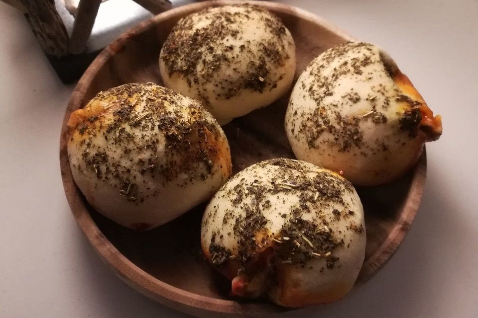 Gefüllte Pizzabrötchen